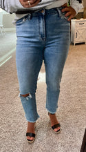 Load image into Gallery viewer, Vervet By Flying Monkey Straight Jeans with Frey Hem
